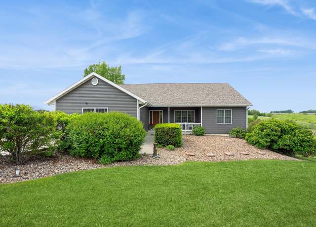 Property at 691 S 29th Ave E, Newton, IA 50208, 3 beds, 2.5 baths