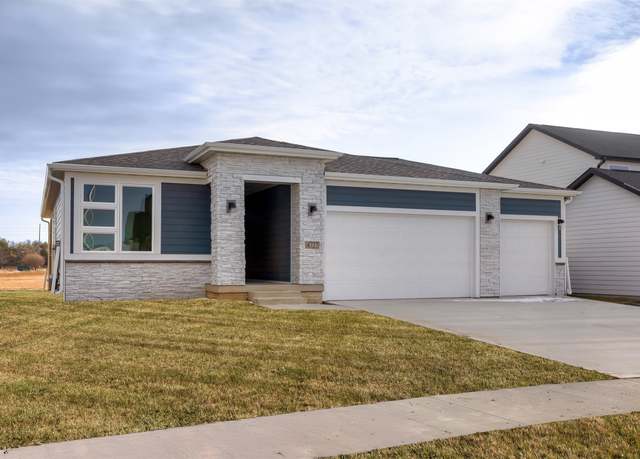 Property at 4727 89th St, Urbandale, IA 50322, 5 beds, 3 baths