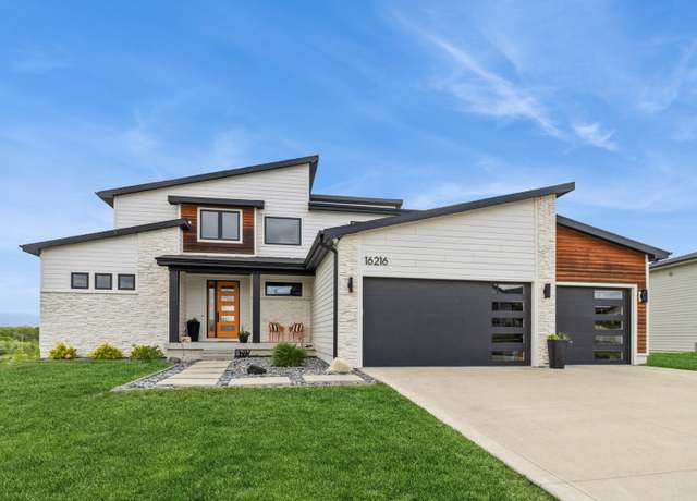 Property at 16216 Goldenrod Dr, Urbandale, IA 50323, 5 beds, 3.5 baths