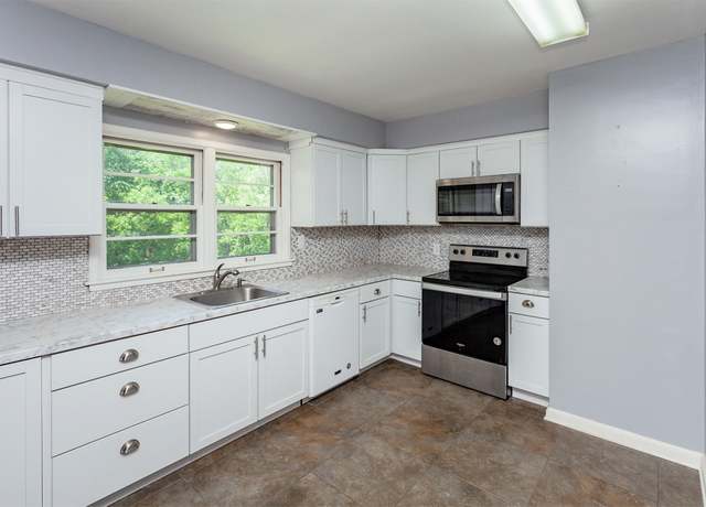 Property at 3020 30th St, Des Moines, IA 50310, 3 beds, 1 bath