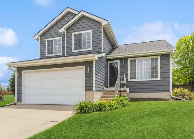Property at 10114 Oakwood Dr, Urbandale, IA 50322, 3 beds, 2.5 baths