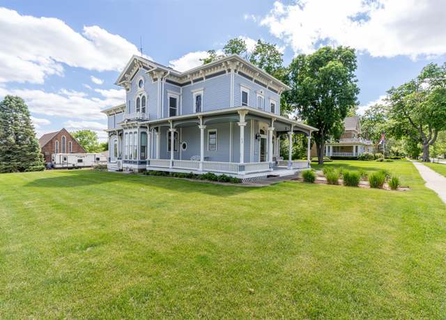 Property at 204 W Washington St, Winterset, IA 50273, 4 beds, 4 baths