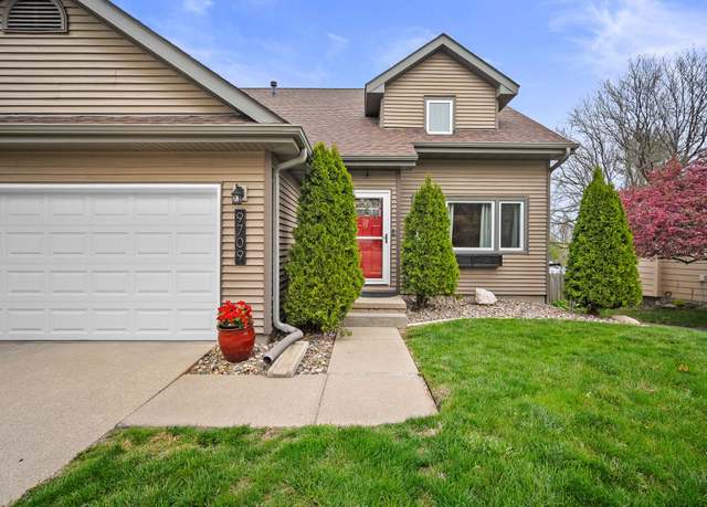 Property at 9709 Horton Ave, Urbandale, IA 50322, 3 beds, 2.5 baths