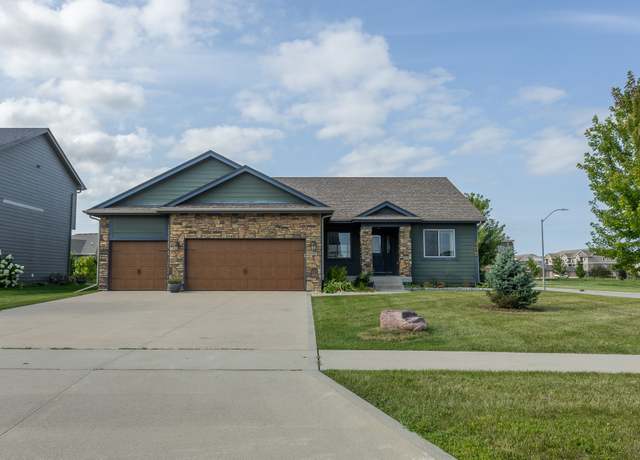 Property at 805 NE Traverse Dr, Waukee, IA 50263, 5 beds, 3 baths
