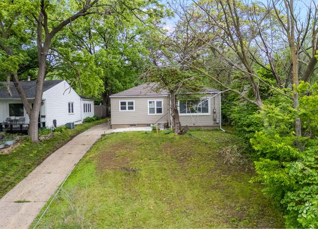 Property at 2823 Holcomb Ave, Des Moines, IA 50310, 4 beds, 2 baths