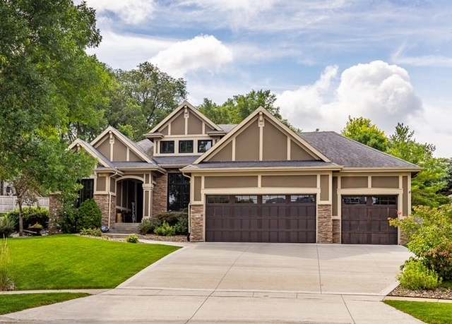 Property at 1045 SE Pinecrest Cir, Waukee, IA 50263, 5 beds, 3.5 baths