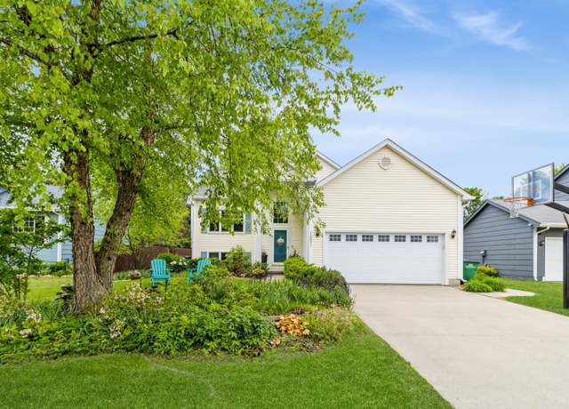 Property at 1221 S 51st St, West Des Moines, IA 50265, 4 beds, 2.5 baths