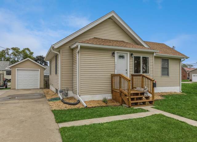 Property at 1005 W Jones St, Knoxville, IA 50138, 3 beds, 1 bath