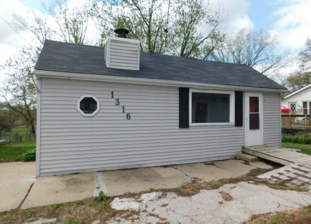 Property at 1316 Locust St, West Des Moines, IA 50265, 3 beds, 1 bath