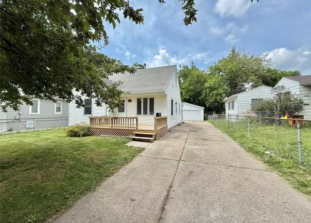 Property at 2000 E 21st St, Des Moines, IA 50317, 3 beds, 1 bath
