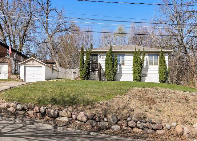 Property at 2010 S Union St, Des Moines, IA 50315, 3 beds, 1.5 baths