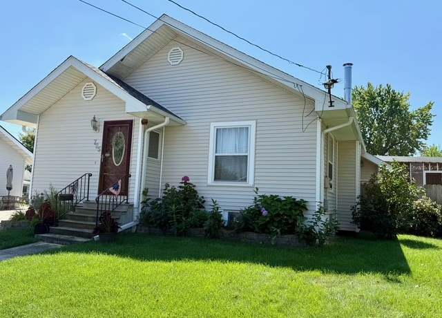 Property at 725 N 2nd Ave E, Newton, IA 50208, 3 beds, 2.5 baths