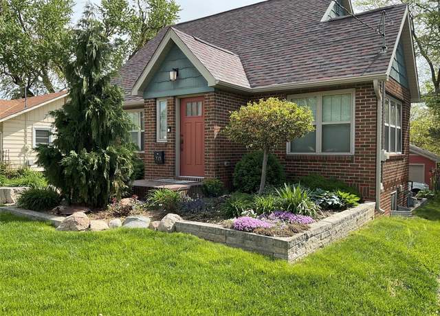 Property at 729 5th St, West Des Moines, IA 50265, 3 beds, 2 baths
