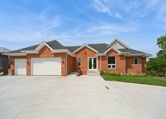 Property at 1863 Glen Oaks Dr, West Des Moines, IA 50266, 4 beds, 5 baths