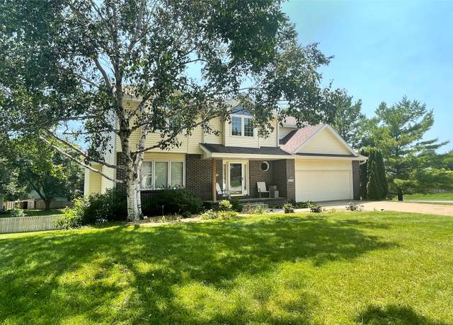 Property at 5912 Brookview Dr, West Des Moines, IA 50266, 4 beds, 3.5 baths