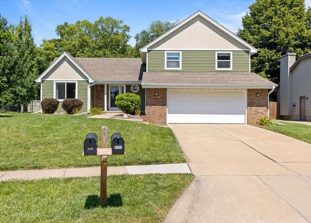 Property at 8223 Sharon Dr, Urbandale, IA 50322, 3 beds, 2.5 baths