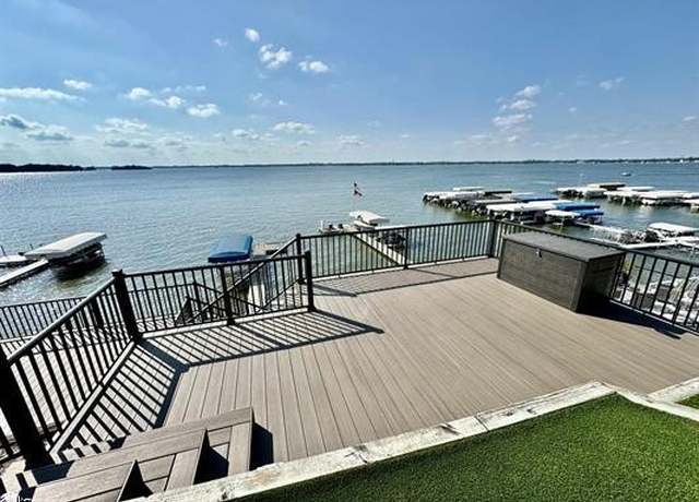 Property at 2405 S Lakeview Ct, Clear Lake, IA 50428, 4 beds, 3.5 baths