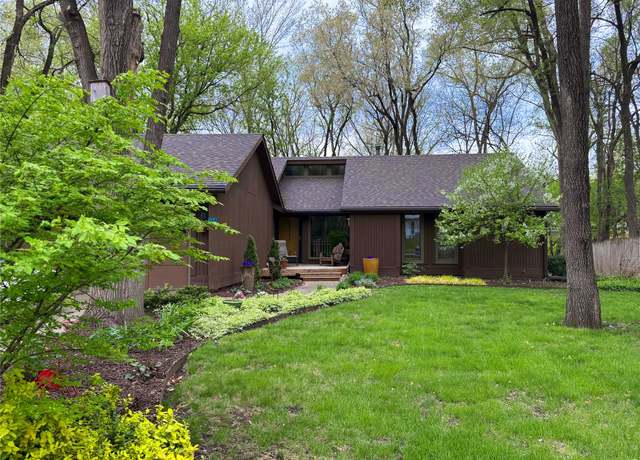 Property at 956 55th St, West Des Moines, IA 50266, 4 beds, 2.5 baths
