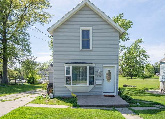 Property at 1209 Spencer St, Grinnell, IA 50112, 2 beds, 1 bath
