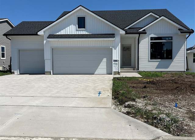 Property at 154 Crossroads Dr, Des Moines, IA 50320, 3 beds, 2 baths