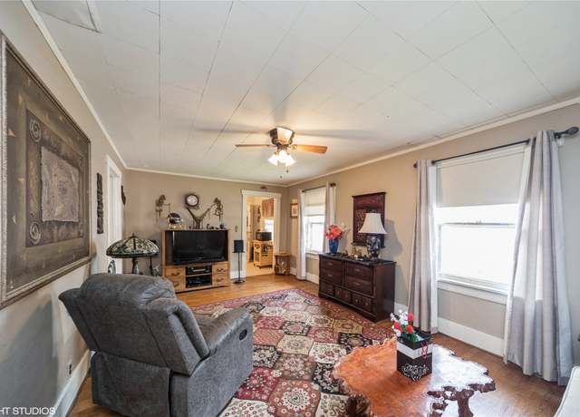 Property at 3701 Amherst St, Des Moines, IA 50313, 2 beds, 1 bath