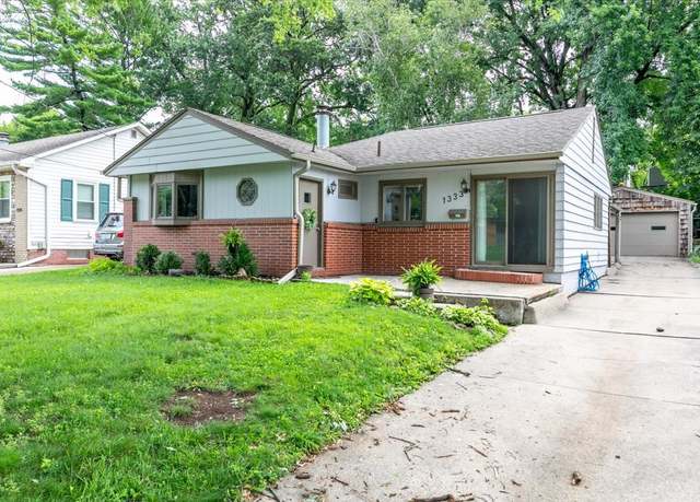 Property at 1333 Cummins Pkwy, Des Moines, IA 50311, 3 beds, 1.5 baths