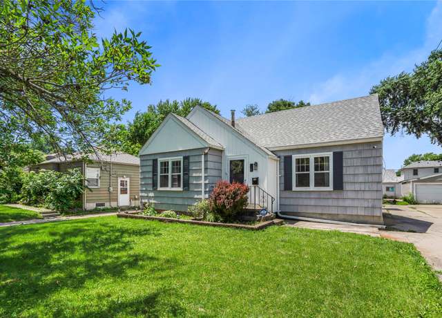 Property at 2508 46th St, Des Moines, IA 50310, 3 beds, 2 baths