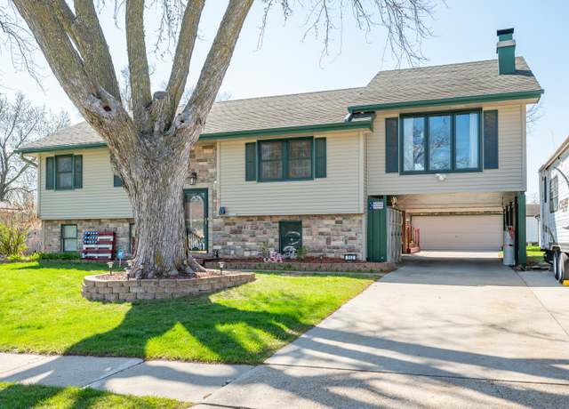 Property at 302 12th Ave NW, Altoona, IA 50009, 4 beds, 3 baths