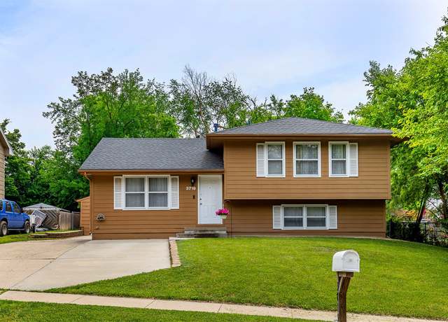 Property at 3719 SE 20th St, Des Moines, IA 50320, 4 beds, 3 baths