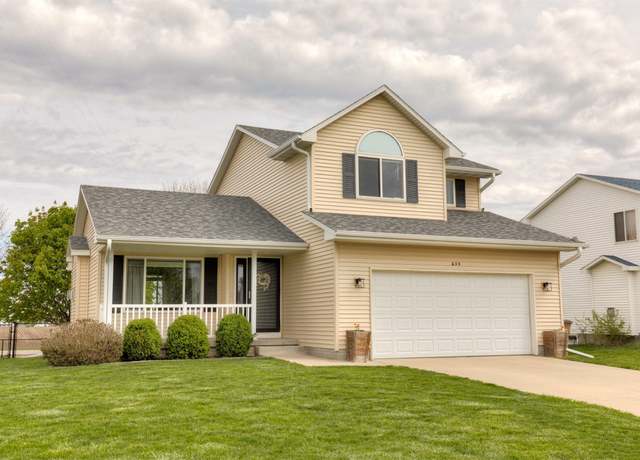 Property at 635 25th St SE, Altoona, IA 50009, 3 beds, 2.5 baths