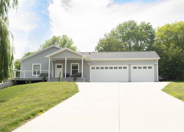 Property at 2006 10th St, Eldora, IA 50627, 4 beds, 3 baths