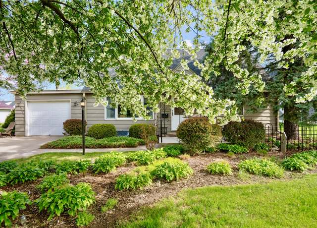 Property at 1717 10th Ave, Grinnell, IA 50112, 4 beds, 1.5 baths