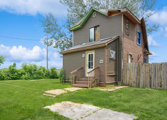 Property at 1657 Walker St, Des Moines, IA 50316, 3 beds, 2 baths