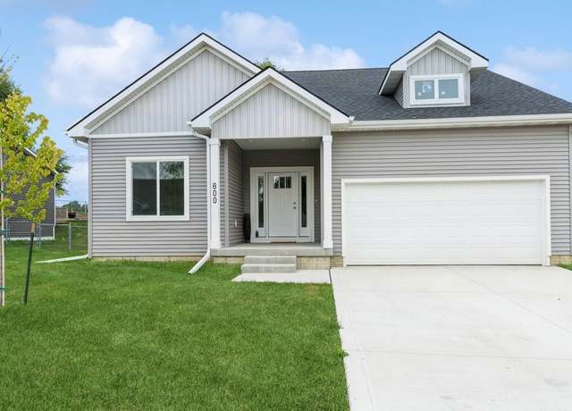 Property at 800 Patchett Dr, Mitchellville, IA 50169, 3 beds, 2 baths