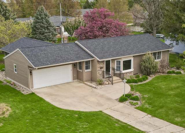 Property at 1711 10th Avenue Pl, Grinnell, IA 50112, 3 beds, 2 baths