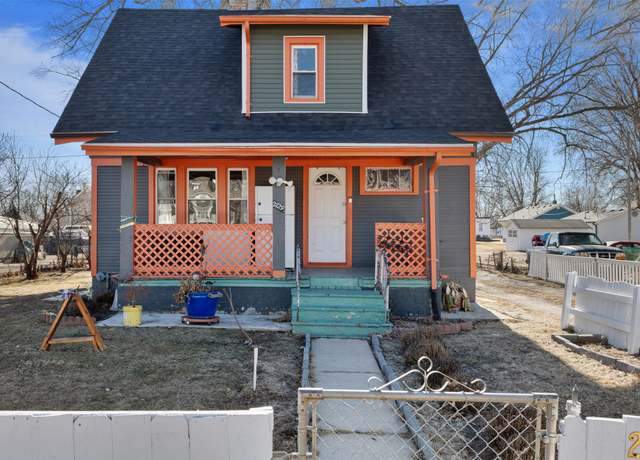 Property at 2729 Capitol Ave, Des Moines, IA 50317, 2 beds, 2.5 baths