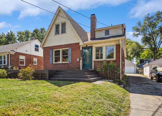 Property at 2108 36th St, Des Moines, IA 50310, 5 beds, 2 baths