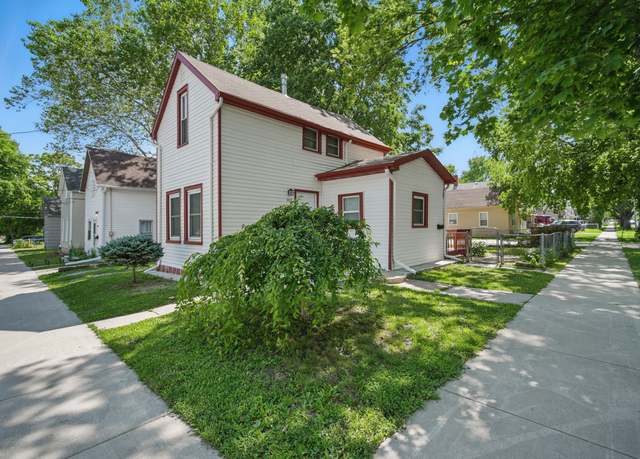 Property at 1657 E Walnut St, Des Moines, IA 50316, 2 beds, 1 bath