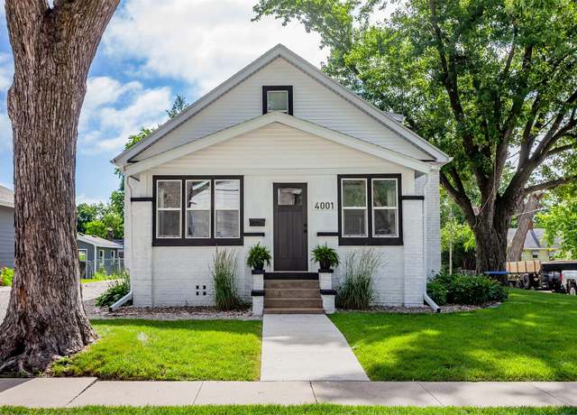 Property at 4001 69th St, Urbandale, IA 50322, 4 beds, 2 baths