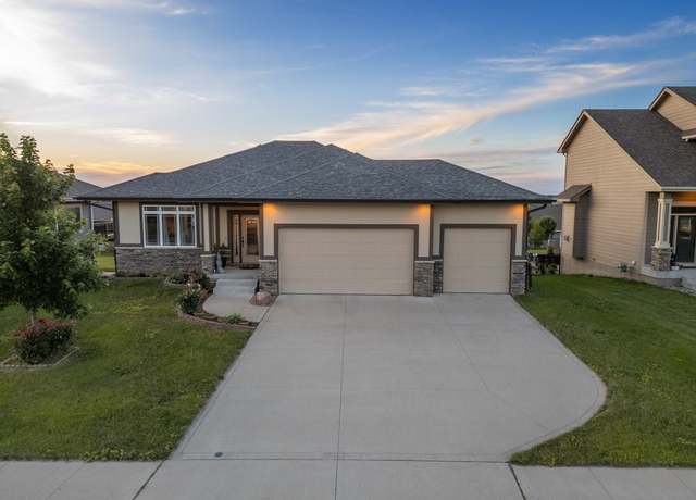 Property at 655 NE Dellwood Dr, Waukee, IA 50263, 5 beds, 3 baths