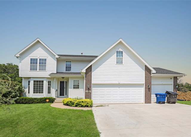 Property at 2401 Emma Ave, Des Moines, IA 50321, 3 beds, 2.5 baths