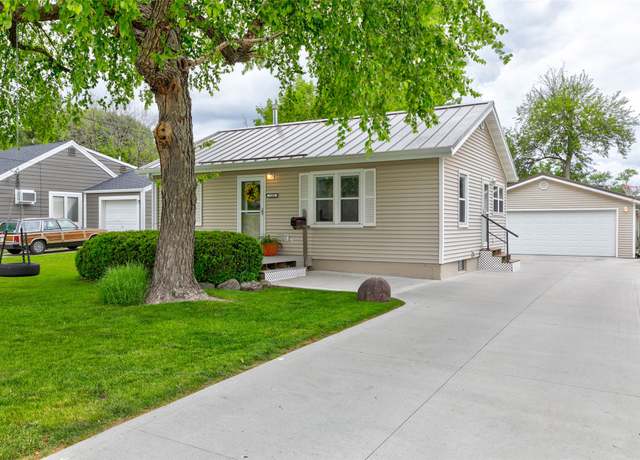 Property at 7103 Oliver Smith Dr, Urbandale, IA 50322, 2 beds, 1 bath