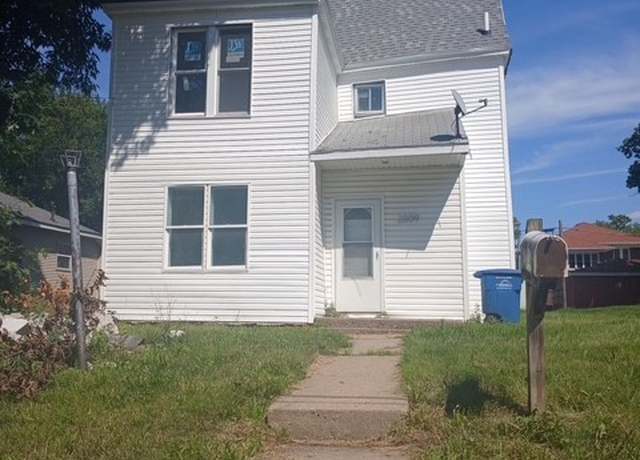 Property at 2009 10th St, Des Moines, IA 50314, 4 beds, 1.5 baths
