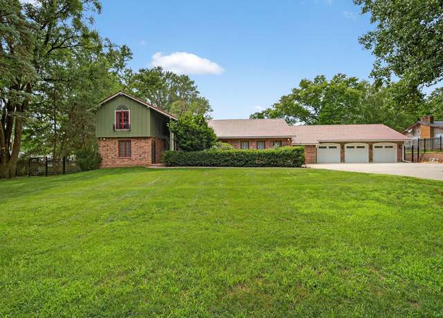 Property at 1010 32nd St, West Des Moines, IA 50266, 6 beds, 4 baths