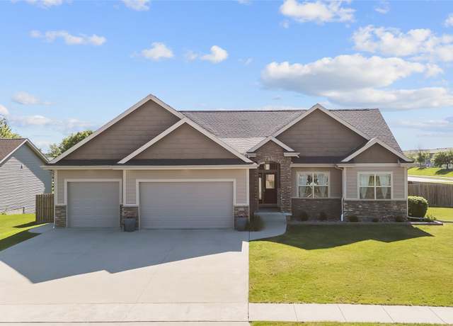 Property at 913 SE Trail Ridge Rd, Grimes, IA 50111, 5 beds, 3 baths