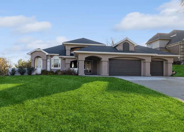 Property at 1885 Glen Oaks Dr, West Des Moines, IA 50266, 4 beds, 3 baths