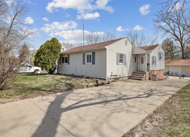 Property at 3845 51st St, Des Moines, IA 50310, 4 beds, 2.5 baths