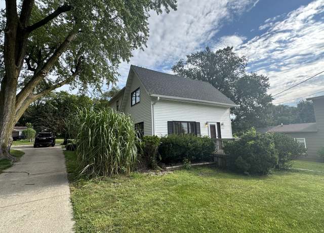 Property at 3250 E Douglas Ave, Des Moines, IA 50317, 4 beds, 2 baths