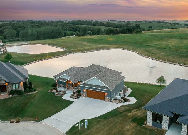 Property at 1030 Lakeview Dr, Pella, IA 50219, 5 beds, 4 baths
