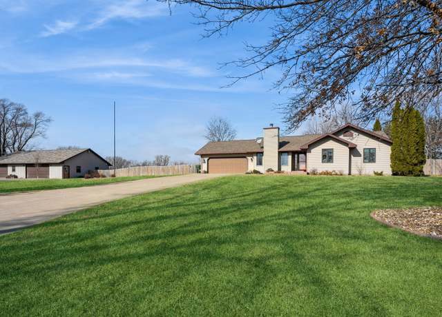 Property at 807 N T15 Hwy, Pella, IA 50219, 3 beds, 3 baths